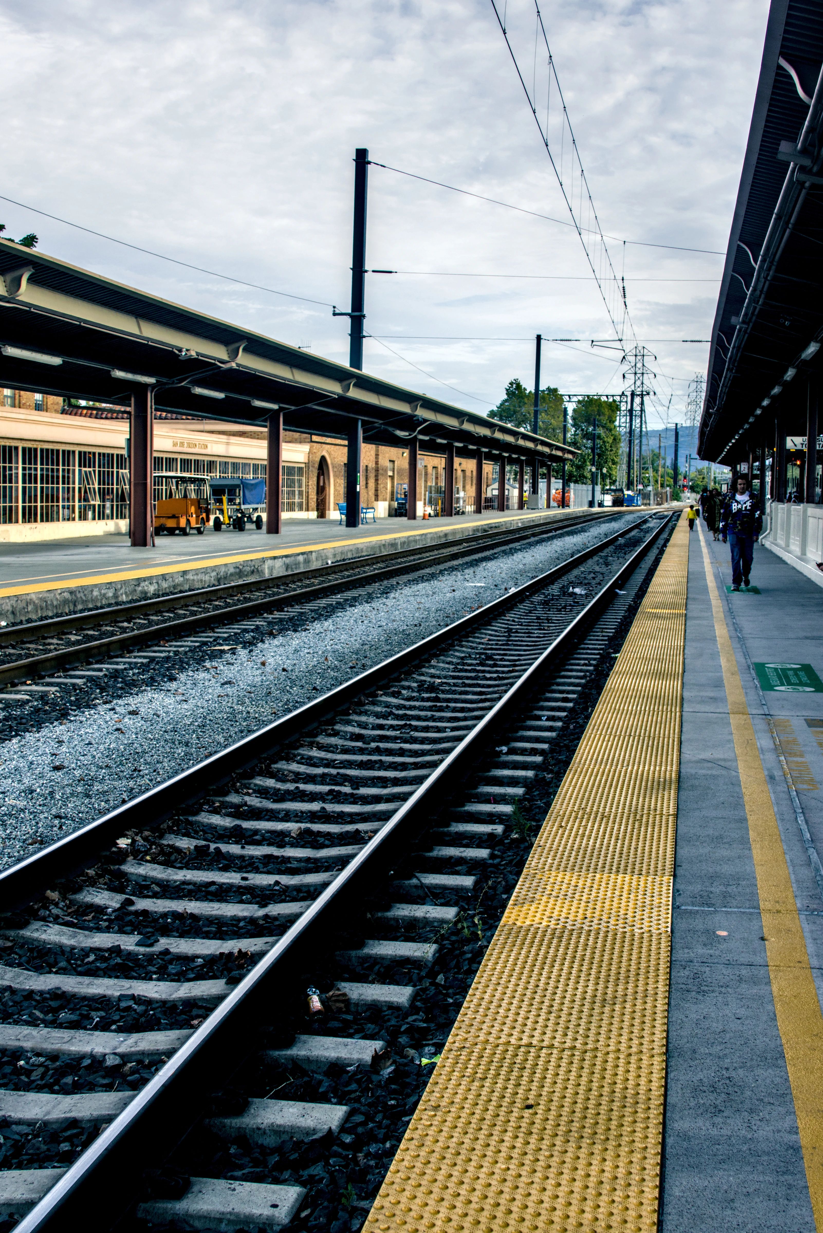 Railway tracks converging toward the horizon between two platforms