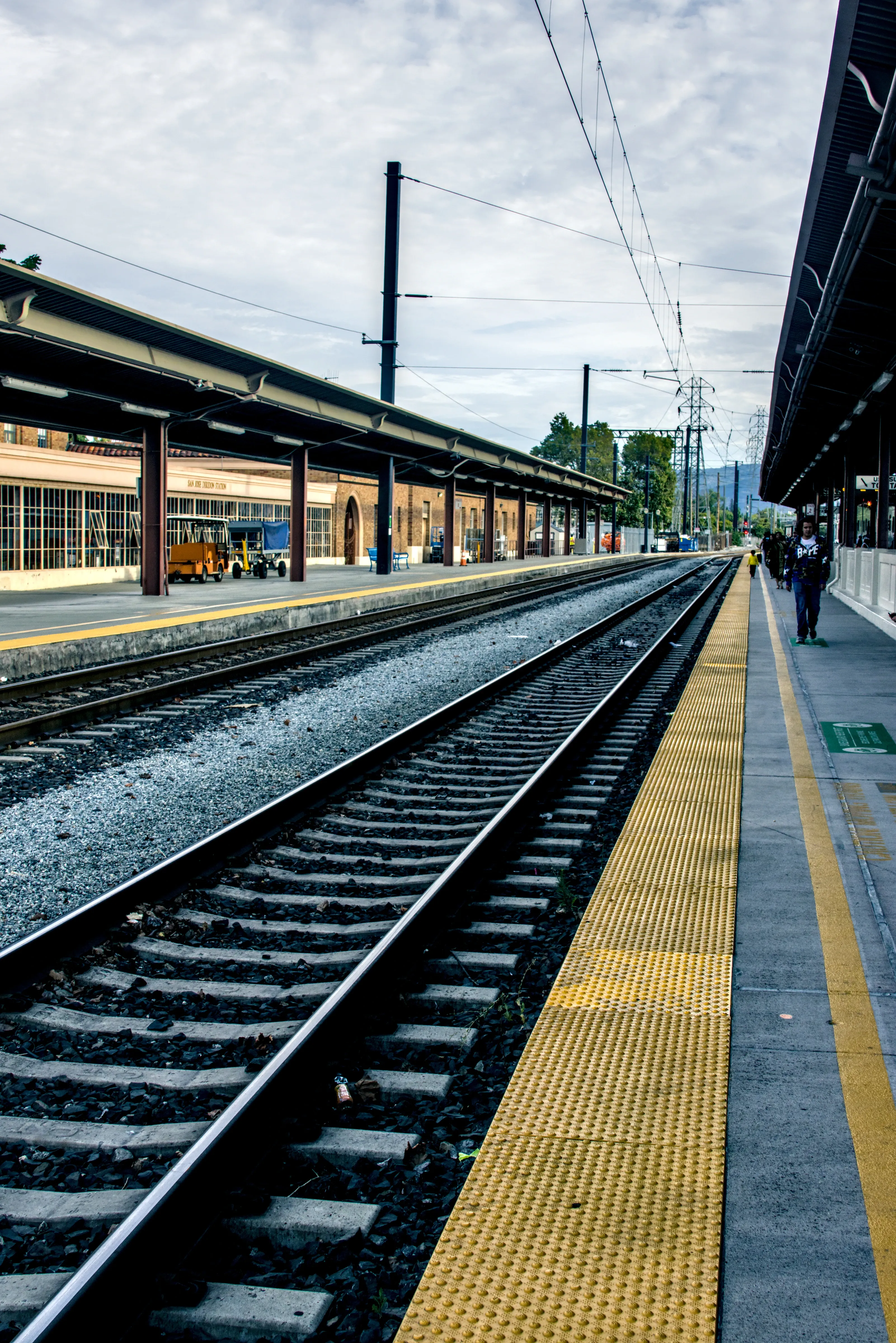 Railway tracks converging toward the horizon between two platforms
